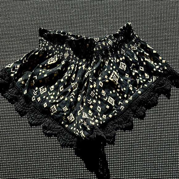 Short shorts back lace - great over swim suits size small - Picture 1 of 1